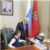 Губернатор Красноярского края пригласил школьников к себе в гости и предложил им поговорить по телефону с членами правительства