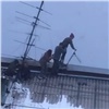 «Куда смотрят родители?»: в Красноярске подростки залезли на крышу пятиэтажки (видео)