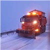 «Подсыпаем дороги солью»: в Красноярске борются с последствиями снегопада и гололедом (видео)