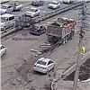 Водитель грузовика «потерял» бордюры на проезжей части в Октябрьском районе Красноярска (видео)