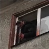 Высунувшегося из окна 5-этажки окровавленного мужчину спасли в Красноярске (видео)