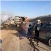 Грузовик устроил тройную аварию на трассе под Красноярском и загорелся (видео)