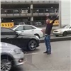 Красноярцы сообщили в полицию о неадекватном мужчине посреди дороги на Маерчака (видео)