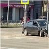 В центре Красноярска иномарка после ДТП вылетела на тротуар (видео)