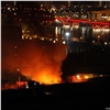 В результате поджога сгорел 6-квартирный дом возле новой развязки в красноярской Николаевке (видео)