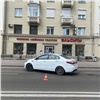 В центре Красноярска иномарка сбила и переехала перебегавшего дорогу на «красный» пешехода (видео)