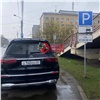 Устроившего VIP-парковку красноярского автохама на «Майбахе» оштрафовали и пожурили