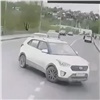 В центре Красноярска автоледи опасно подрезала автобус: в нем упали пассажиры (видео)