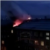 В красноярской Зеленой Роще горела крыша пятиэтажки. Власти взяли происшествие на контроль (видео)