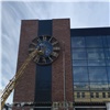 На здании многоуровневой парковки у красноярского «Кванта» установили часы 