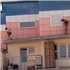 В красноярском Солнечном дети ходили по козырьку на 17 этаже дома (видео)