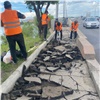 «Это тяжелый ручной труд»: ремонт тротуаров на красноярском Коммунальном мосту продлится до конца лета 
