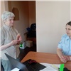 «Решал финансовые трудности»: в Лесосибирске помощник мошенников попался с похищенными у 85-летней бабушки деньгами (видео)