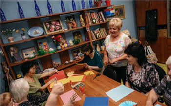 «Мы здесь даже Новый год встречали!»: как соцзащита помогает детям и пенсионерам занять свой досуг