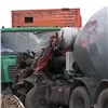 Один человек погиб в столкновении бетоновоза с двумя мусоровозами под Красноярском (видео)