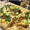 «Салат, паста и даже пицца — с лисичками!»: красноярский кафе-бар «Алхимия» открыл грибной сезон