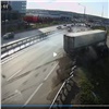 В Красноярске пешеход чудом увернулся от летевшего на него грузовика (видео)
