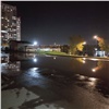 Парковку на Ярыгинской набережной залило водой из-за коммунальной аварии