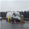 Один человек погиб и два пострадали в столкновении легковушки и фургона в Красноярском крае (видео)