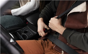 «Чувствую, что ее рука скользит по ноге»: красноярский таксист рассказал об изнанке своей работы 