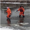 В Красноярском крае спасли женщину из застрявшего на реке УАЗика