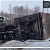 На трассе в Красноярском крае грузовик лоб в лоб столкнулся с легковушкой (видео)