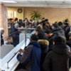 13 мигрантов с красноярского рынка получили повестки в военкомат 