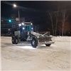 С красноярских дорог срезают вызывающие пробки и аварии снежные «наросты» и «шишки» (видео)