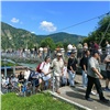 В Дивногорске толпы туристов прошли по ветхому мосту вместе с детьми (видео)