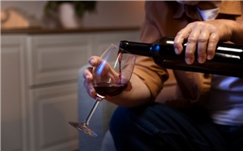 Женский алкоголизм, кодирование и влияние генетики: разбираем популярные мифы о зависимости с наркологом