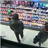 Красноярцев просят помочь найти мужчину, который дважды обокрал один магазин (видео)