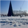 В Красноярске разбирают ледовый городок в Татышев-парке