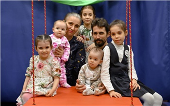 «Даже не верилось, что такое бывает!»: как многодетная семья из Красноярска получила поддержку после рождения двойни