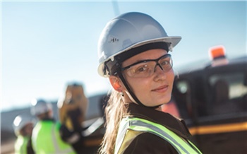 «Женская нежность всегда с нами»: истории любящих свое дело сотрудниц золотодобывающей отрасли