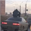 В Иркутской области 20-летний водитель катал друга на крыше авто по центру города (видео)