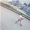Красноярец в одних трусах бегал с ножом и табуреткой рядом со школой в Покровке (видео)