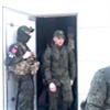 Двое военных из Красноярского края вернулись домой из украинского плена (видео)