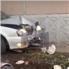 Автомобиль на Менжинского в Красноярске разрушил вход в подъезд (видео)