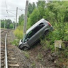 В Красноярском крае автомобиль упал на железнодорожные пути с высоты 12 метров