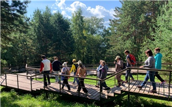 «Это целая философия»: Михаил Котюков прогулялся по «Гремячей гриве» с участниками «Сибирского долголетия» 