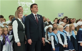 «Важно, что у вас живёт дух воспитания и любовь к знаниям»: Михаил Котюков поздравил учеников красноярской школы № 45