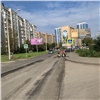 Некачественный свежий слой асфальта сняли на Острове Отдыха в Красноярске