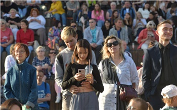 «Стесняются, молчат и ждут»: как научить молодых людей не бояться вступать в отношения и думать о будущей семье