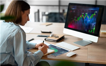 «Вкладчики снова присматриваются к фондовому рынку»: финэксперты о стратегиях доходности в условиях снижения ставок