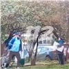 В Красноярске во дворе дома агрессивный мужчина оплевал бабушку и отобрал у нее трость (видео)