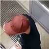 Красноярцев просят помочь найти мужчину, укравшего деньги с банковской карты (видео)