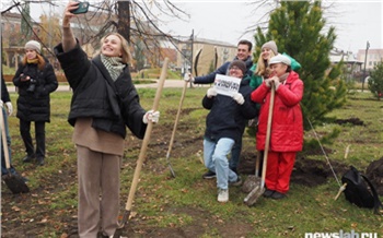 «Приятно помогать делать Красноярск красивым»: в Центральном парке высадили сосны
