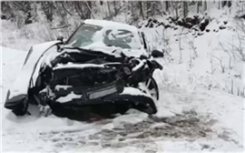 В Ермаковском районе автоледи с двумя непристегнутыми детьми выехала на встречку и столкнулась с грузовиком (видео)