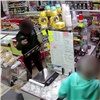 В Красноярске налетчик с пистолетом напал на продавщицу круглосуточного магазина (видео)