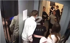 В Красноярске пьяные подростки устроили кровавую драку в подъезде (видео)